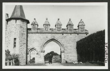 2 vues  - [Château de Kerfily, entrée de l\'enceinte.]. S.d. (ouvre la visionneuse)