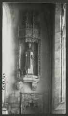 2 vues  - [Chapelle Saint-Fiacre, statue de saint Fiacre sous un dais sculpté.]. S.d. (ouvre la visionneuse)