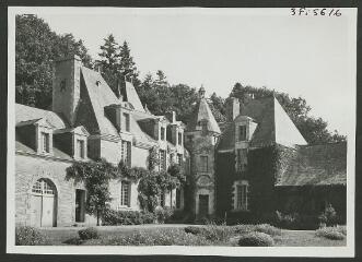 2 vues  - [Château de la Jouardais, façade.]. S.d. (ouvre la visionneuse)