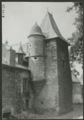 2 vues  - [Château de la Jouardais, pavillon et tourelle de la façade arrière.]. S.d. (ouvre la visionneuse)