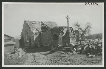2 vues  - [Chapelle de Kergornet en ruines, extérieur.] / Le Diberder. Photographe. 1947 (ouvre la visionneuse)