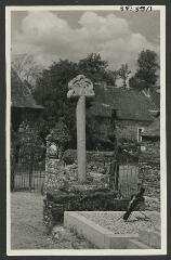 2 vues  - [Croix du cimetière.] / Godineau. Photographe. 1940-1950 (ouvre la visionneuse)
