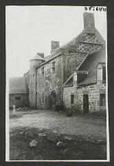 2 vues  - [Manoir de Kerbiguet, façade.] / Godineau. Photographe. 1940-1950 (ouvre la visionneuse)