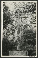 2 vues  - [Croix du Moustoir-des-fleurs.] / Godineau. Photographe. 1940-1950 (ouvre la visionneuse)