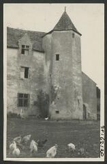 2 vues  - [Manoir de Kermainguy, tour.] / Godineau. Photographe. 1940-1950 (ouvre la visionneuse)