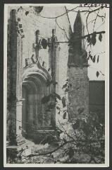 2 vues  - [Chapelle Sainte-Brigitte à  Loperhet, façade sud, portail.] / Godineau. Photographe. 1940-1950 (ouvre la visionneuse)