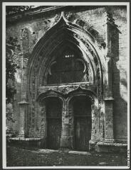 2 vues  - [Chapelle Notre-Dame du Burgo, portail sud.] / Caisse Nationale des Monuments Historiques. Photographe. S.d. (ouvre la visionneuse)