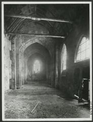 2 vues  - [Chapelle Notre-Dame du Burgo, intérieur, nef.] / Caisse Nationale des Monuments Historiques. Photographe. S.d. (ouvre la visionneuse)