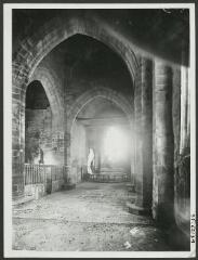 2 vues  - [Chapelle Notre-Dame du Burgo, intérieur, croisée du transept.] / Caisse Nationale des Monuments Historiques. Photographe. S.d. (ouvre la visionneuse)
