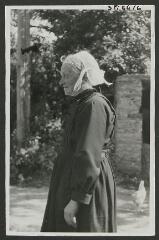 2 vues  - [Femme en costume traditionnel portant la coiffe dite \'béguin\'.] / Godineau. Photographe. 1940-1950 (ouvre la visionneuse)
