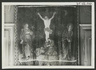 2 vues  - [Château de Trégranteur, bannière représentant la crucifixion.]. S.d. (ouvre la visionneuse)