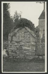 2 vues  - [Bas -relief de la crucifixion à  Coà«t-Bugat.] / Godineau. Photographe. 1940-1950 (ouvre la visionneuse)