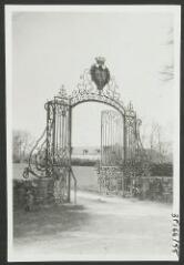 2 vues  - [Château de Trégranteur, grille d\'entrée.]. S.d. (ouvre la visionneuse)