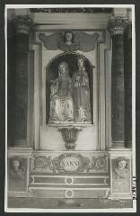 2 vues  - [Chapelle du Manéguen, groupe de sainte Anne, la Vierge et l\'Enfant.]. S.d. (ouvre la visionneuse)