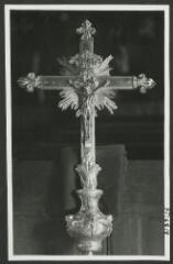 2 vues  - [Église, croix de procession.]. S.d. (ouvre la visionneuse)