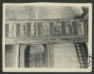2 vues  - [Chapelle Saint-Jean, tribune en bois sculpté.]. 1941 (ouvre la visionneuse)