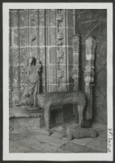 2 vues  - [Chapelle Notre-Dame de Quelven, diverses pièces en bois sculpté : statue de Vierge à  l\'Enfant, animaux et poutres.]. S.d. (ouvre la visionneuse)