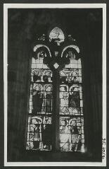 2 vues  - [Chapelle Notre-Dame de Quelven, vitrail de la Vierge et les apôtres.]. S.d. (ouvre la visionneuse)