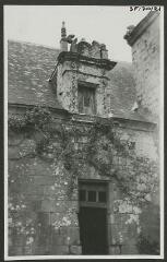 2 vues  - [Manoir de Ménorval, lucarne de l\'aile ouest.] / Godineau. Photographe. 1940-1950 (ouvre la visionneuse)