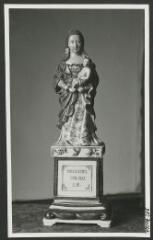 2 vues  - [Presbytère, statue en porcelaine de Vierge à  l\'Enfant.]. S.d. (ouvre la visionneuse)