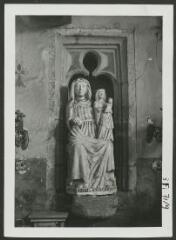 2 vues  - [Église, groupe de sainte Anne, la Vierge et l\'Enfant.]. S.d. (ouvre la visionneuse)