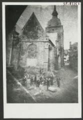 2 vues  - [Église, côté nord-est, groupe d\'ouvriers au premier plan.]. [1890] (ouvre la visionneuse)