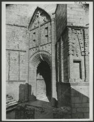 2 vues  - [Église, porche du clocher.] / Caisse Nationale des Monuments Historiques. Photographe. S.d. (ouvre la visionneuse)