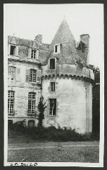 2 vues  - [Château du Crévy, tour d\'angle.]. S.d. (ouvre la visionneuse)