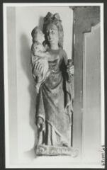 2 vues  - [Chapelle Sainte-Madelaine, statue de la vierge et l\'enfant.]. S.d. (ouvre la visionneuse)
