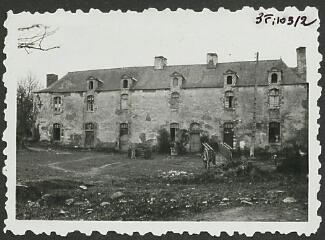 2 vues  - [Château de Talhouà«t.] / Godineau. Photographe. 1940-1950 (ouvre la visionneuse)