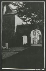 2 vues  - [Manoir de Saint-Quijeau, entrée.] / Godineau. Photographe. 1940-1950 (ouvre la visionneuse)
