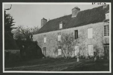 2 vues  - [Manoir de Saint-Quijeau, façade.] / Godineau. Photographe. 1940-1950 (ouvre la visionneuse)