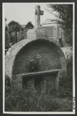 2 vues  - [Fontaine, route du cimetière.] / Godineau. Photographe. 1940-1950 (ouvre la visionneuse)