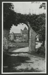 2 vues  - [Château du Latz, l\'entrée] / Godineau. Photographe. 1940-1950 (ouvre la visionneuse)