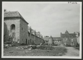 2 vues  - [Château du Latz, cour intérieure.]. S.d. (ouvre la visionneuse)