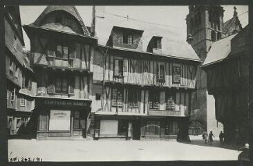 2 vues  - [Maisons anciennes à  pans de bois en bas de la place Henri IV (entre la rue des chanoines et la place Saint-pierre).] / Mas. Photographe. S.d. (ouvre la visionneuse)