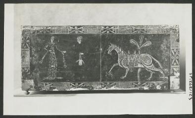 2 vues  - [Trésor de la cathédrale, coffret de mariage en bois recouvert de parchemin peint (scène représentant un moine, une dame et un cheval).]. S.d. (ouvre la visionneuse)