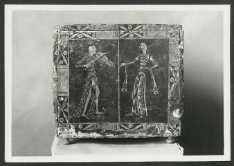 2 vues  - [Trésor de la cathédrale, coffret de mariage en bois recouvert de parchemin peint (scène représentant une dame et un ménestrel).]. S.d. (ouvre la visionneuse)
