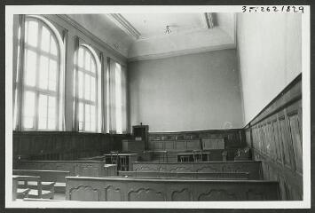 2 vues  - [Palais de justice, petite salle d\'audience.]. 1973 (ouvre la visionneuse)