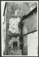 2 vues  - [Maisons de la rue de l\'Abattoir (avant les travaux de démolition effectués en 1978-1979), détail.]. 1975 (ouvre la visionneuse)