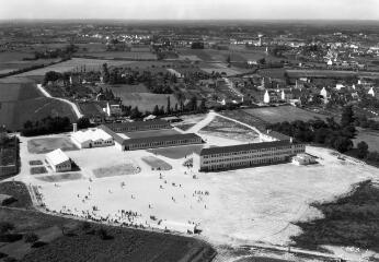 1 vue  - [Lorient, Kerfichant. Vue aérienne du lycée technique Saint-Joseph avec, en arrière plan, le château d\'eau de Keryado.]. (ouvre la visionneuse)