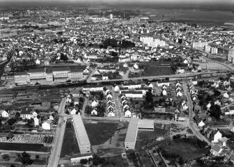 1 vue  - [Lorient, Lanveur. Vue aérienne de l\'école maternelle Lanveur avec, en arrière plan, l\'immeuble des Petites soeurs des pauvres et la ville.]. (ouvre la visionneuse)