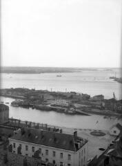 1 vue  - [Lorient. Vue aérienne de l\'avant port depuis l\'enclos de l\'Amirauté avec, en arrière plan, la jetée et la rade.]. (ouvre la visionneuse)