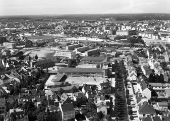 1 vue  - [Lorient, avenue Jean-Jaurès. Vue aérienne de l\'école maternelle de Merville avec, en arrière plan, le stade Yves-Allainmat et l\'hôtel de ville.]. (ouvre la visionneuse)