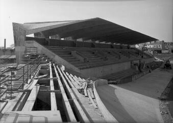 1 vue  - [Lorient, Le Moustoir. Stade Yves-Allainmat, construction des gradins et des tribunes couvertes.]. (ouvre la visionneuse)