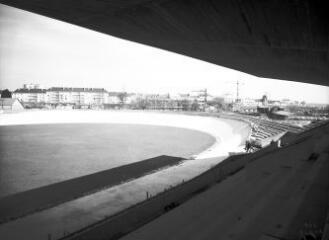 1 vue  - [Lorient, Le Moustoir. Stade Yves-Allainmat, construction des gradins, vue des tribunes couvertes.]. (ouvre la visionneuse)