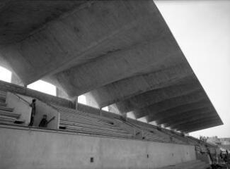1 vue  - [Lorient, Le Moustoir. Stade Yves-Allainmat, construction de la tribune couverte : vue de l\'auvent.]. (ouvre la visionneuse)
