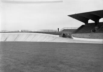 1 vue  - [Lorient, Le Moustoir. Stade Yves-Allainmat, vue de la pelouse, du virage de la piste du vélodrome et de la tribune couverte.]. (ouvre la visionneuse)