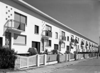 1 vue  - [Lorient, rue de l\'Eau-Courante. Pavillons individuels et mitoyens de la rue Alphonse-Tanguy construit en 1955.]. (ouvre la visionneuse)