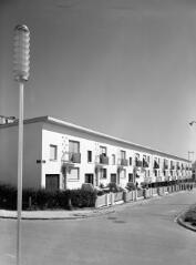 1 vue  - [Lorient, rue de l\'Eau-Courante. Pavillons individuels et mitoyens de la rue Alphonse-Tanguy construit en 1955.]. (ouvre la visionneuse)